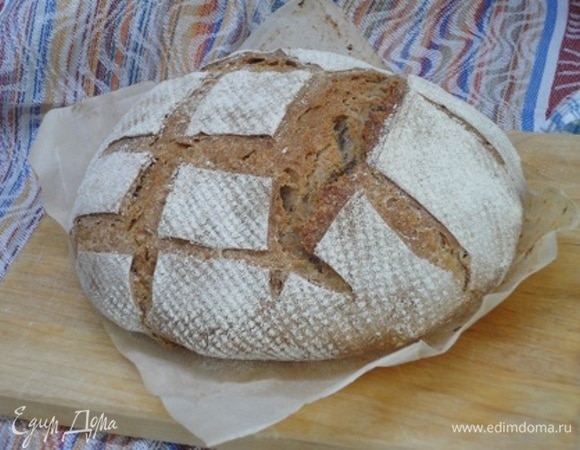 Готовый хлеб охлаждаем под полотенцем.