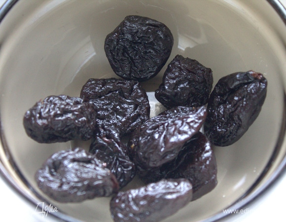 Для взрослых чернослив можно замочить в алкоголе.