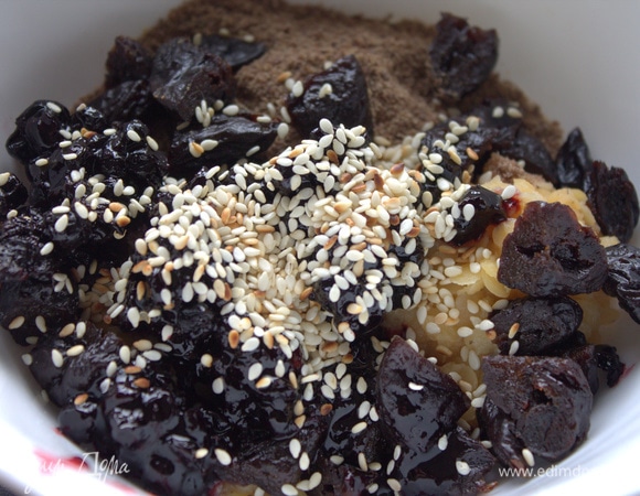 Немного обжаренного кунжута.