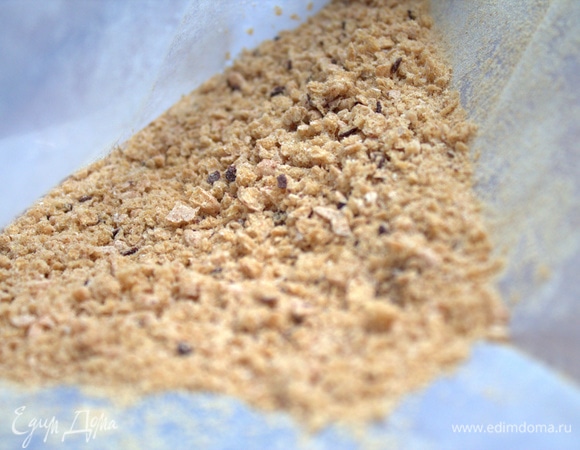 Растолочь их удобно в пакете, в котором они продаются, толкушкой или скалкой.