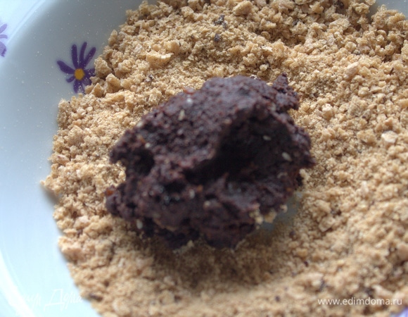 Отделить небольшой комочек массы и обвалять в крошке.