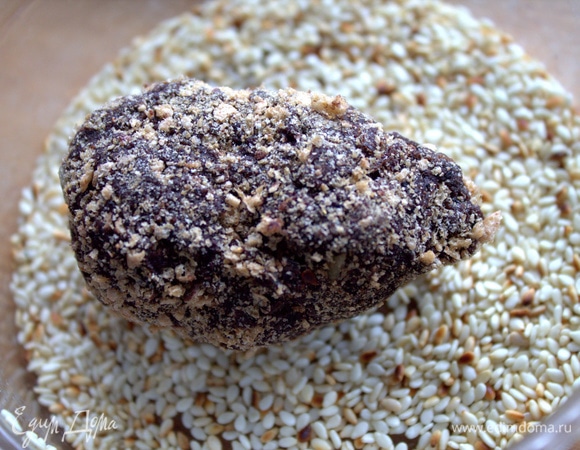 Верх обмакнуть в кунжут. Если его нет, обваляйте в какао.