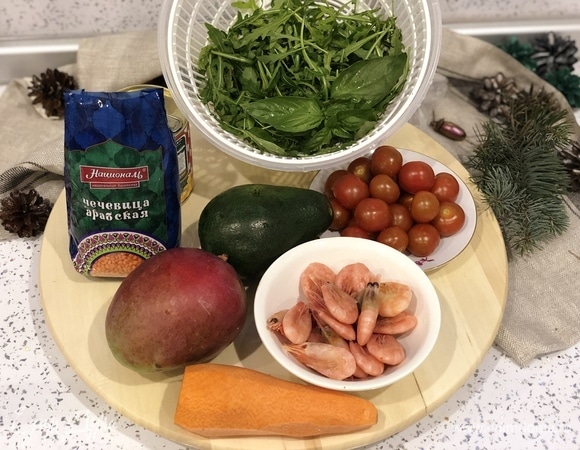 Необходимые ингредиенты. Ингредиенты в баночки будем выкладывать слоями: 1 слой — заправка (по 2 столовые ложки в каждую баночку). 2 слой — чечевица. 3 слой — авокадо, нарезанное кубиками. 4 слой — морковь. 5 слой — помидоры. 6 слой — рукола или другой салат. 7 слой — манго, нарезанное кубиками. 8 слой — рукола или другой салат. 9 слой — креветки.