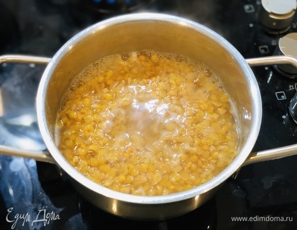 Поместите арабскую чечевицу ТМ «Националь» в кастрюлю, залейте водой, добавьте пару лавровых листьев. Пусть варится около 20 минут, затем дайте ей остыть.