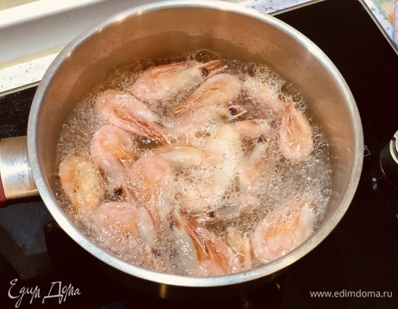 Креветки отварить: поместить креветки в кипящую воду и варить 3 минуты. Остудить, очистить.