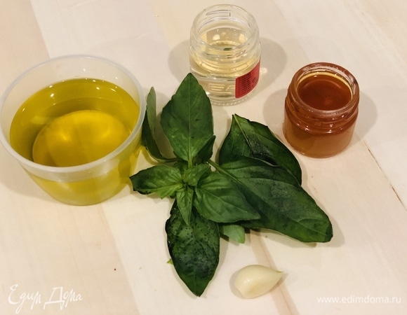 Готовим соус с оливковым маслом, яблочным уксусом, листьями базилика и щепоткой соли.