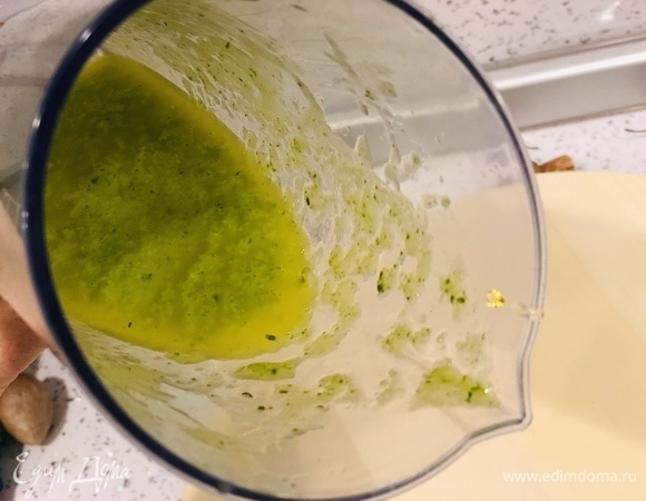 Все ингредиенты поместить в чашу блендера и взбить до однородной консистенции.