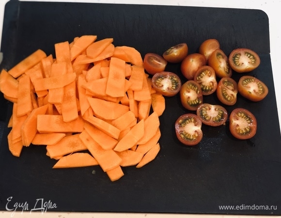 Морковь нарезать, помидоры черри разрезать пополам.