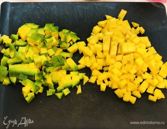 Авокадо и манго нарезать кубиками.