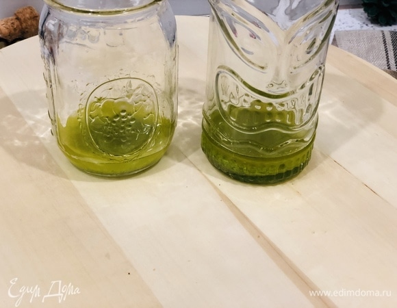 1 слой: положить соус (по 2 столовые ложки в каждую баночку).