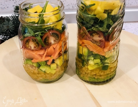 6 слой: добавляем руколу или другой салат. 7 слой: кладем манго.