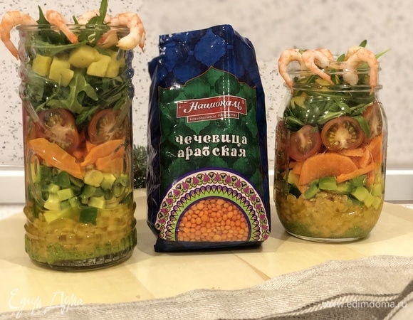 8 слой: рукола или другой салат. 9 слой: креветки. Встряхните банку перед употреблением. Приятного аппетита!