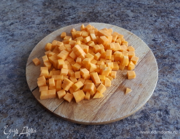 Киноа ТМ «Националь» промоем в холодной воде. Отварим в подсоленной воде в соотношении 1:2 в течение 20 минут. Между тем тыкву очистим, нарежем кубиком, посыплем коричневым сахаром, сбрызнем оливковым маслом и запечем в духовке при 180°C 10 минут.