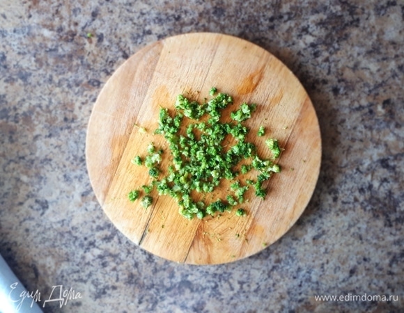 Брокколи бланшируем в кипящей воде 1–2 минуты. Затем немного остужаем и срезаем верхушки. Ножки не понадобятся.