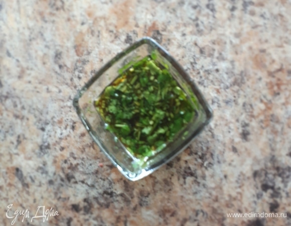 Приготовим соус. Кинзу мелко порубить и смешать все ингредиенты для соуса.