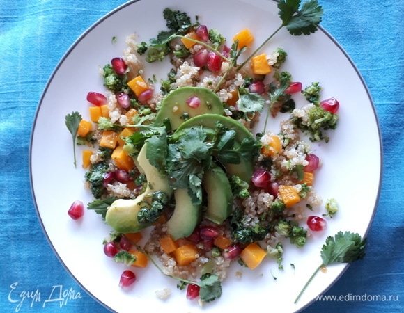 Соберем салат в тарелке: в хаотичном порядке выкладываем все ингредиенты. Поливаем соусом. Приятного аппетита!