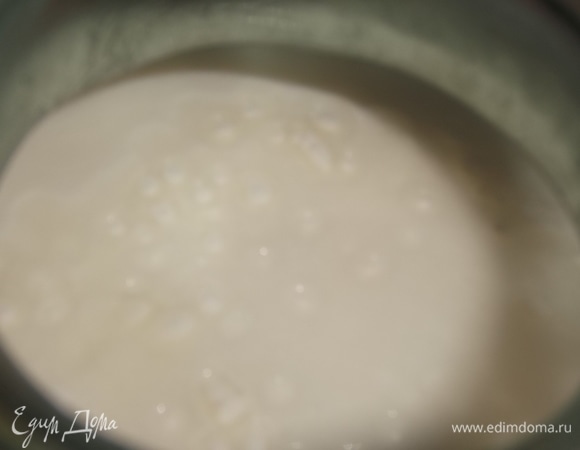 Накрыть горлышко банки марлей и оставить на двое суток в тепле. Со сметаной молоко сквашивается за сутки.