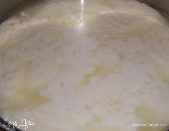 По истечении времени перелить простоквашу в кастрюлю. Поставить на медленный огонь и немного прогреть. Вы увидите, как сыворотка отделится от творога.