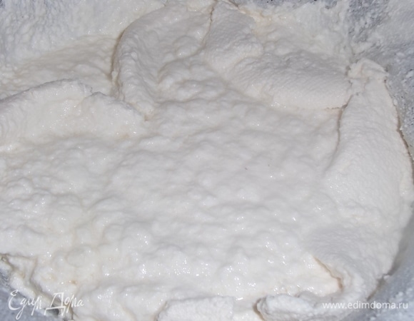 Дуршлаг застелить марлей. Процедить творог от сыворотки.