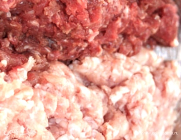 Беру охлажденный фарш (телятина и курица) хорошо размешиваю.