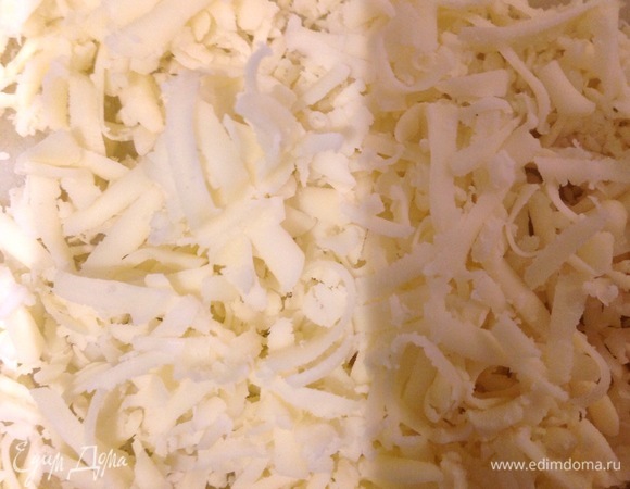 Натираю сыр: моцареллу и фонтину. Нарезаю мелко лук. Натираю чеснок.