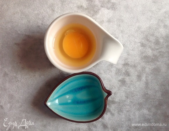 Добавляю в фарш яйцо, соль, перец черный, перец чили, натертый чеснок, нарезанный мелко лук, сыр. Хорошо вымешиваю.