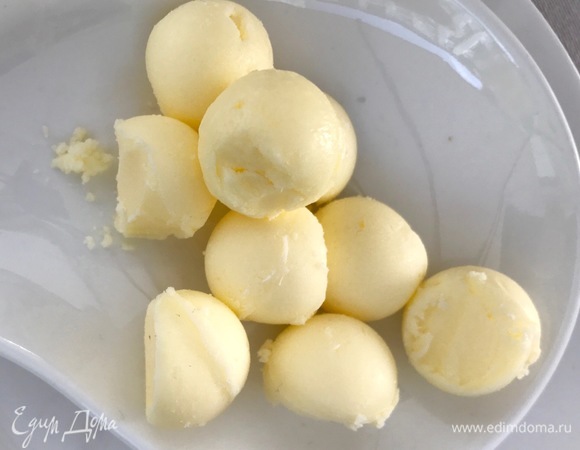 Сливочное масло должно быть холодным. Натираю его на терке и добавляю в фарш.