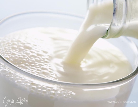 Добавляю охлажденные сливки и хорошо вымешиваю.