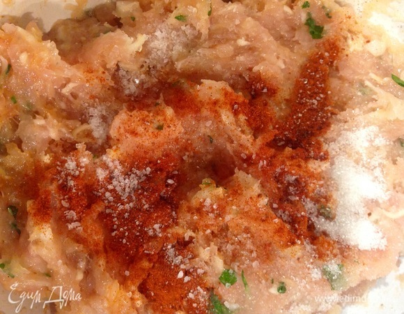 Добавляю паприку, сахар, петрушку, базилик. Хорошо вымешиваю.