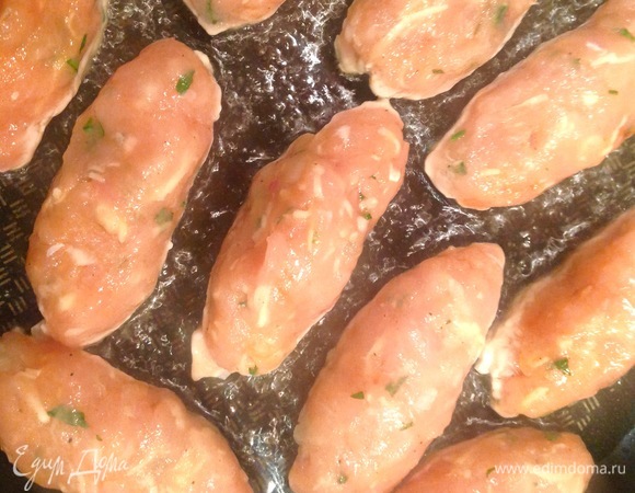 Формирую котлеты, ставлю сковородку на огонь, нагреваю, добавляю оливковое масло. Жарю котлеты на среднем огне по 3 минуты с каждой строны (не на большом огне и не под крышкой, не забудьте — котлеты с сыром, он плавится медленно и аккуратно). Можно готовить на мангале — положить на решетку лист фольги и жарить по 2 минуты с каждой строны.