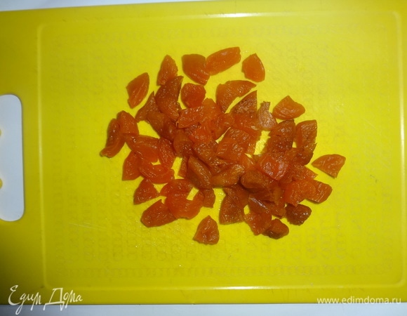 Сухофрукты вымыть, обсушить. Курагу нарезать небольшими кусочками.