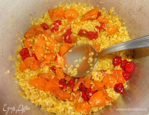 В булгур выложить подготовленные сухофрукты, перемешать.