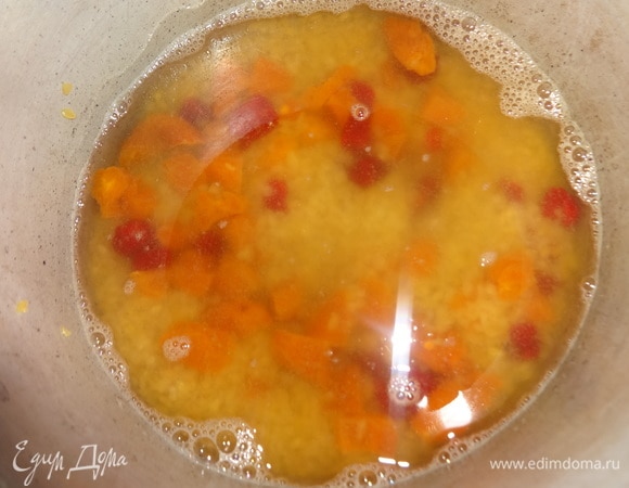 Залить крупу и фрукты настоем тимьяна. Довести до кипения, убавить огонь и варить под крышкой около 20 минут.