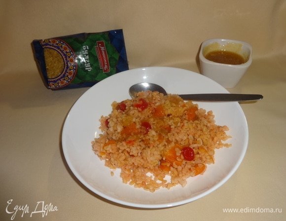 Горячий булгур с фруктами выложить на тарелку. Добавить по вкусу мед или сахар. Засахаренный мед можно предварительно растопить на водяной бане. Угощайтесь! Приятного аппетита!