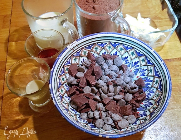 Итак, приступим! Берем самый лучший шоколад (я использую французский профессиональный, он продается в специализированных магазинах для кондитеров, но можно использовать и российский шоколад). В качестве алкоголя использовала сливочный ликер. Если хотите более яркого и насыщенного аромата, то смело берите коньяк или ром. Сливки обязательно жирные — не менее 33%. Сливочное масло, как всегда, используем несоленое, 82,5% жирности. И натуральный подсластитель — мед. Если у вас на него аллергия, то можно заменить на тримолин (продается в специализированных магазинах для кондитеров).