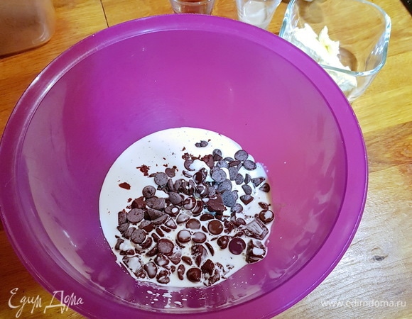 Берем глубокую чашку (я использую всегда в работе с шоколадом пластиковую посуду — так шоколад не будет быстро перегреваться при растапливании в микроволновой печи). Добавляем в чашку шоколад и сливки, ставим в микроволновую печь и импульсами по 30 секунд топим шоколад. Если нет СВЧ, то можно нагреть сливки (но не кипятить) и ими залить шоколад, дать немного отдохнуть, чтобы шоколад расплавился.