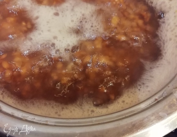 Промываем крупу, кладем в сотейник с толстым дном, заливаем водой в пропорции 1:2, доводим до кипения, закрываем крышкой и варим на небольшом огне 20 минут.