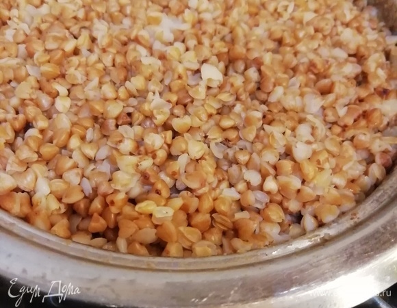 Затем накрыть кастрюлю полотенцем и оставить еще на 20 минут. Получится отличная рассыпчатая каша!