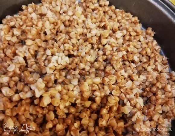 На этом этапе можно отлично перекусить, съев половину ароматной каши. Вторую часть кладем на противень тонким слоем и сушим в духовке при температуре 50°C в течение 3–4 часов до полного испарения влаги.