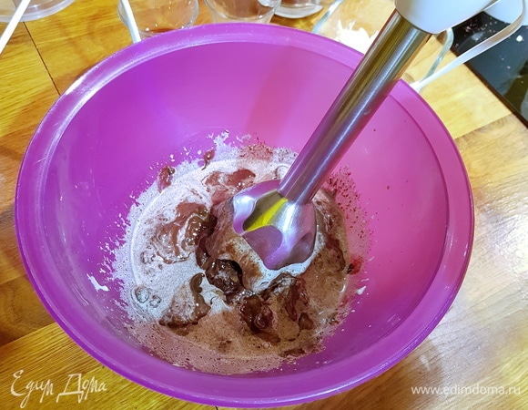 Берем погружной блендер и перемешиваем нашу нагретую массу из шоколада и сливок.