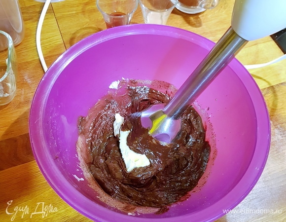 Следующим этапом добавляем сливочное масло комнатной температуры и мед, снова смешиваем массу.