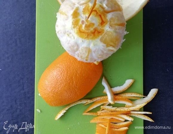 Параллельно приготовим апельсиновые цукаты. Снимаем кожуру, по возможности снимаем белый слой (это легко сделать чайной ложкой).