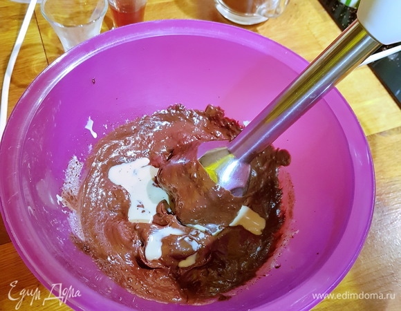 Далее добавляем алкоголь и перемешиваем массу блендером до гладкой блестящей эмульсии.