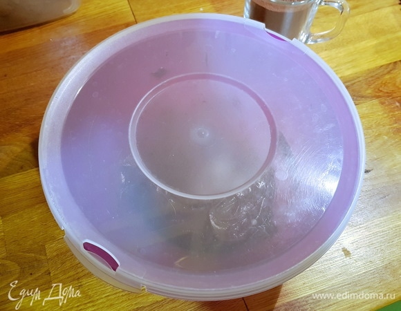 Накрываем чашку с шоколадной массой крышкой или пленкой в контакт и отставляем созревать в укромное место при комнатной температуре (18–21°C) на сутки.