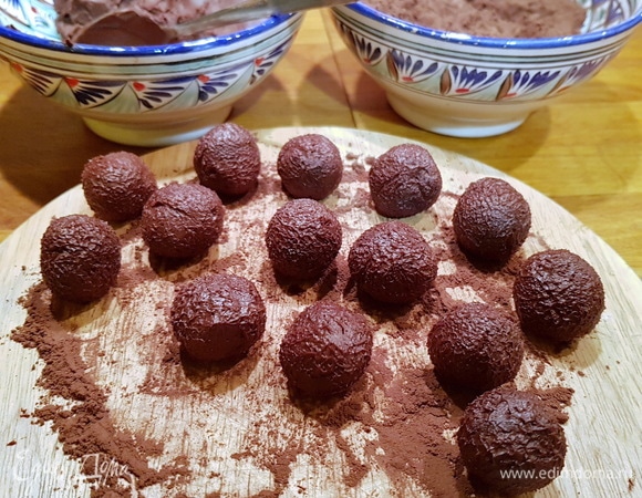 Далее катаем руками шарики.