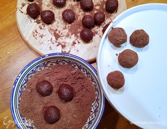 Обваливаем трюфели в какао-порошке и складываем на сервировочное блюдо либо в контейнер. Хранить можно как при комнатной температуре (так они остаются очень нежными), так и в холодильнике — для более плотной текстуры.