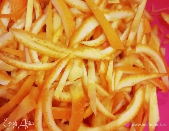 Мелко режем апельсиновую кожуру на полосочки.