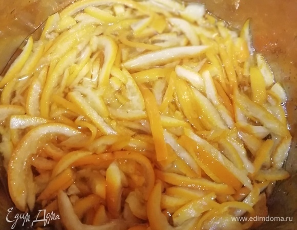 Заливаем водой, доводим до кипения и варим 5 минут. Сливаем воду. Повторяем процедуру.