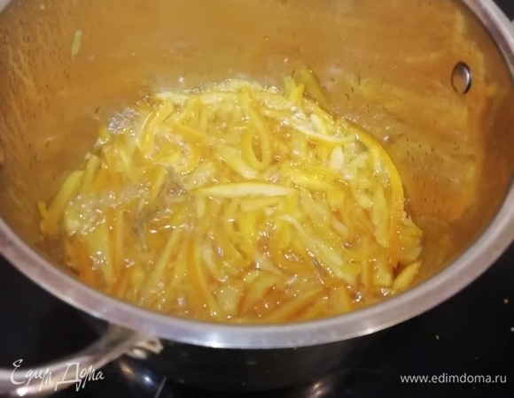 В третий раз делаем сироп из стакана воды и стакана сахара (примерно 240 г), добавляем апельсины и варим 40 минут.