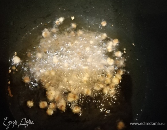 Теперь приготовим воздушную гречку или попкорн из гречки. Разогреваем фритюр до 160°C и всыпаем высушенную гречку.